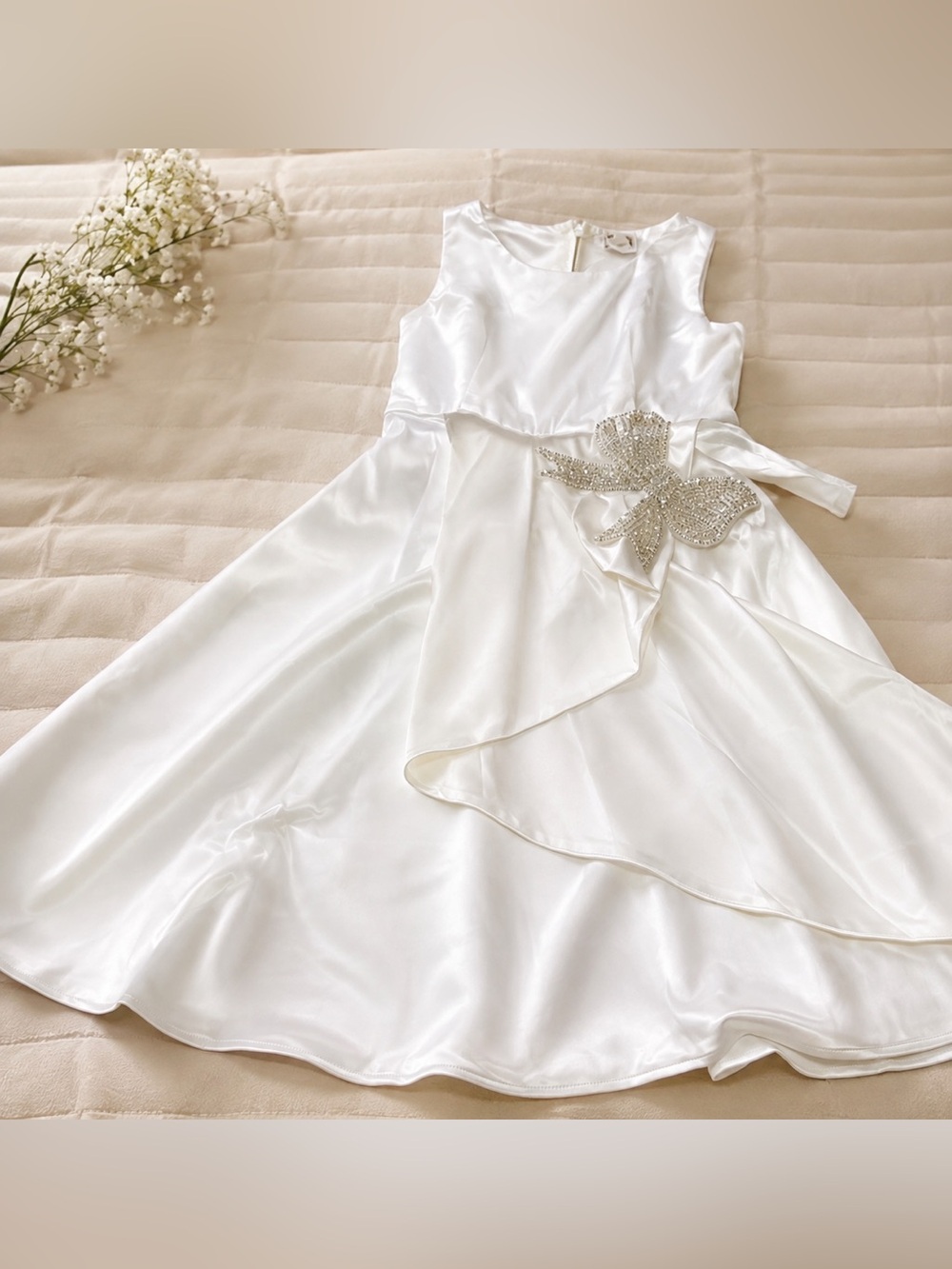 Chic Asymmetrical White Dress with Bow Detail
